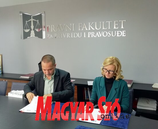 Dr. Marko Carić és dr. Görög Márta aláírják az együttműködési szerződést (Fotó: Szalma Brigitta) Dr. Marko Carić és dr. Görög Márta aláírják az együttműködési szerződést (Fotó: Szalma Brigitta)