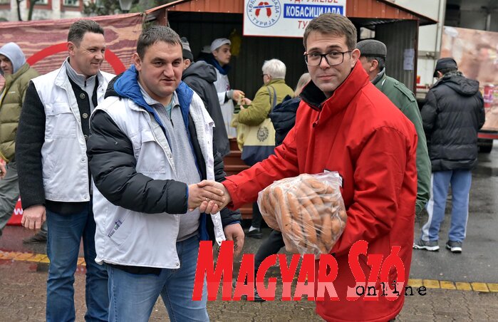 Ranislav Stankov átadja a kolbászt Miodrag Varónak (Fotó: Gergely Árpád)