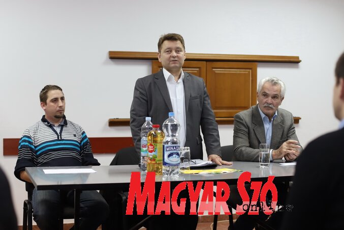 Molnár Viktor ismerteti a legfrissebb pályázati lehetőségeket Kishegyesen (Lakatos János felvétele)