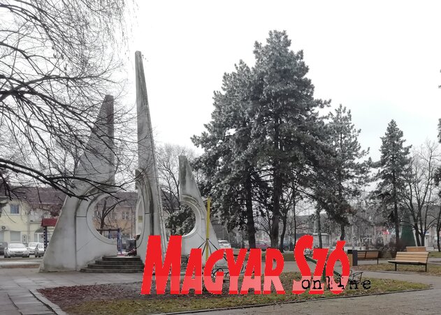 A kispark régi elemei közül csupán a Szabadság-emlékmű maradt volna érintetlen (Tóth D. Lívia felvétele) A kispark régi elemei közül csupán a Szabadság-emlékmű maradt volna érintetlen (Tóth D. Lívia felvétele)
