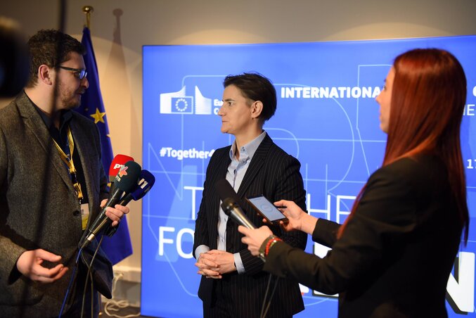 Ana Brnabić a szerbiai sajtónak nyilatkozik (Fotó: Beta) Ana Brnabić a szerbiai sajtónak nyilatkozik (Fotó: Beta)