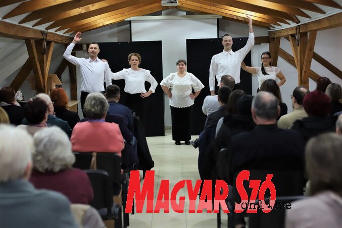 Versből, énekből és táncból állt össze az előadás (Lakatos János felvétele)