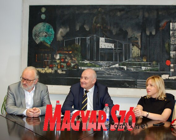 Dr. Zoran Đerić, Aleksandar Petrović és a francia vendég, Florence Portelli a Szerb Nemzeti Színházban (Fotó: Bozsoki Valéria) Dr. Zoran Đerić, Aleksandar Petrović és a francia vendég, Florence Portelli a Szerb Nemzeti Színházban (Fotó: Bozsoki Valéria)
