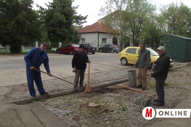 A férfiak kitakarították az esővíz-elvezető csatornákat is (Fotó: Vidács Hajnalka)