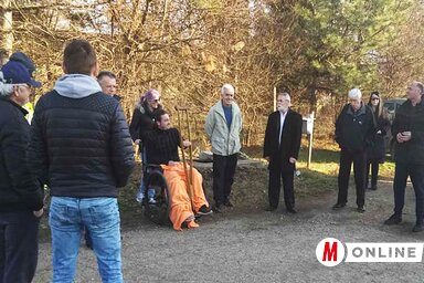 A temerini polgármester (középen) a Rózsa és a Téglagyár utcák kereszteződésénél beszélget a polgárokkal (Góbor Béla felvétele)