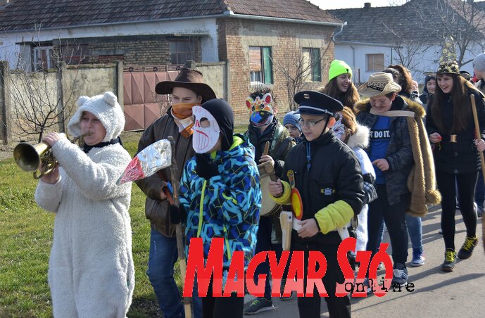 Padén lármás, színes maskarák űzték a telet utca hosszan (Gergely József felvétele) Padén lármás, színes maskarák űzték a telet utca hosszan (Gergely József felvétele)