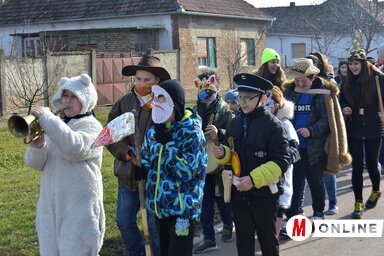 Padén lármás, színes maskarák űzték a telet utca hosszan (Gergely József felvétele)
