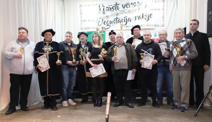 A bácskossuthfalvi VI. Kisüsti verseny serleggel jutalmazott jelenlevő kategórianyertesei, valamint az elismeréseket kézbesítő zentai Szent Miklós Pálinka Lovagrend, illetve a szegedi székhelyű Magyar Magánfőzők Pálinka Lovagrend tagsága Fábrik Attila fős A bácskossuthfalvi VI. Kisüsti verseny serleggel jutalmazott jelenlevő kategórianyertesei, valamint az elismeréseket kézbesítő zentai Szent Miklós Pálinka Lovagrend, illetve a szegedi székhelyű Magyar Magánfőzők Pálinka Lovagrend tagsága Fábrik Attila fős