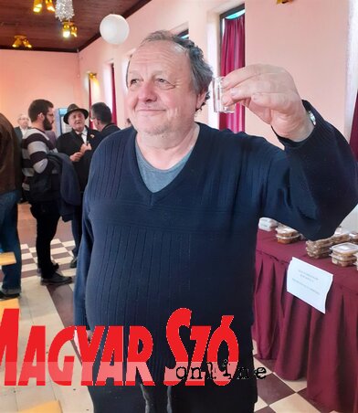 Magyar ember csakis igazi szilvapálinkát iszik! No azért a ringló-, körte-, barackpálinka sem rossz! – vallja a bácskossuthfalvi Szabó Sanyi bácsi, aki először jár faluja pálinkamustráján, de reményei szerint nem utoljára Magyar ember csakis igazi szilvapálinkát iszik! No azért a ringló-, körte-, barackpálinka sem rossz! – vallja a bácskossuthfalvi Szabó Sanyi bácsi, aki először jár faluja pálinkamustráján, de reményei szerint nem utoljára