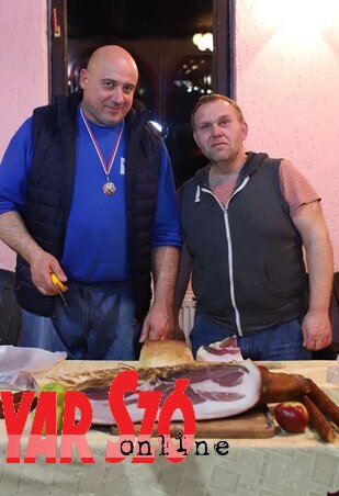 A dudással ellentétben – két hentes megfér egymás mellett a „csárdában”, különösen ha mangalica-finomságokat van alkalmuk kóstolgatni A dudással ellentétben – két hentes megfér egymás mellett a „csárdában”, különösen ha mangalica-finomságokat van alkalmuk kóstolgatni