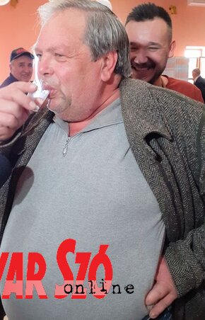 A bácsgyulafalvi Sípos Károly öt pálinkamintát ízlelt meg a rendezvényen, többe között a napraforgó virágjából készült italra is kíváncsi volt. Egzotikum ide, vagy oda, ő továbbra is a barackra esküszik! A bácsgyulafalvi Sípos Károly öt pálinkamintát ízlelt meg a rendezvényen, többe között a napraforgó virágjából készült italra is kíváncsi volt. Egzotikum ide, vagy oda, ő továbbra is a barackra esküszik!