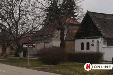 Jelzőtábla került a Tájház elé a Jugoszláv Néphadsereg utcában (Nagy Magdolna felvétele)