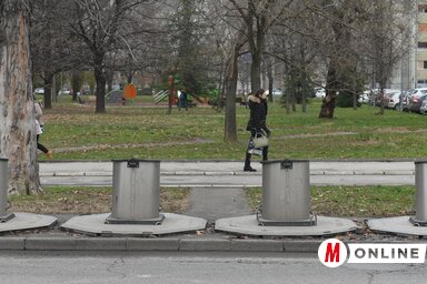 Újabb föld alatti konténereket vásárol és helyeztet el a Čistoća Köztisztasági Közvállalat. A mozgórészek közül a konténer fedelének lecsapódását lassító, hidraulikus, leeresztő fék megy tönkre legelőbb, ennek hiányában a szemétlerakás különösen zajos műveletté válik, és a konténernyílás egészének gyorsított tönkremeneteléhez vezet (Ótos András felvétele)