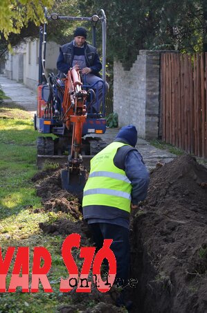 Munkában a közvállalat dolgozói (Lakatos János felvétele)