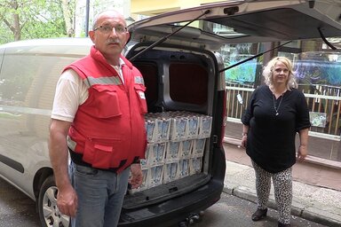 Budimir Marić tartóstej-adományt ad át Fényszárosi Fekete Tímeának, a Bambi igazgatónőjének (Fotó: ICTK)