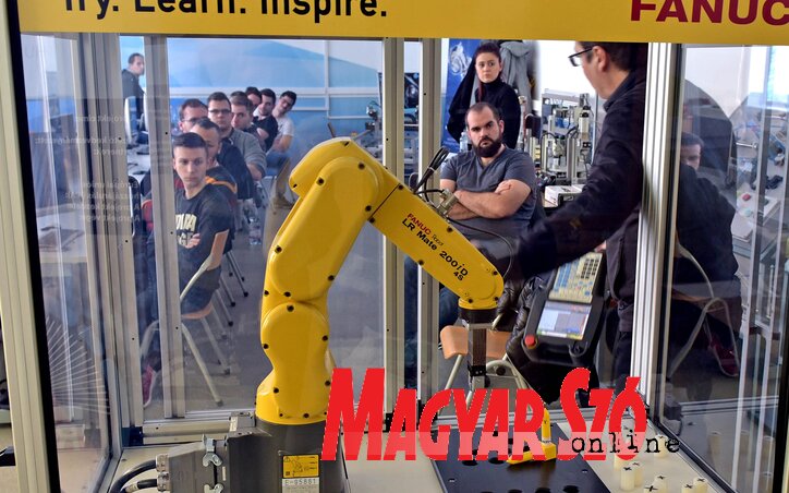 A műhelymunkán a kollaboratív robotok működését ismerhették meg az érdeklődők (Fotó: Gergely Árpád) A műhelymunkán a kollaboratív robotok működését ismerhették meg az érdeklődők (Fotó: Gergely Árpád)