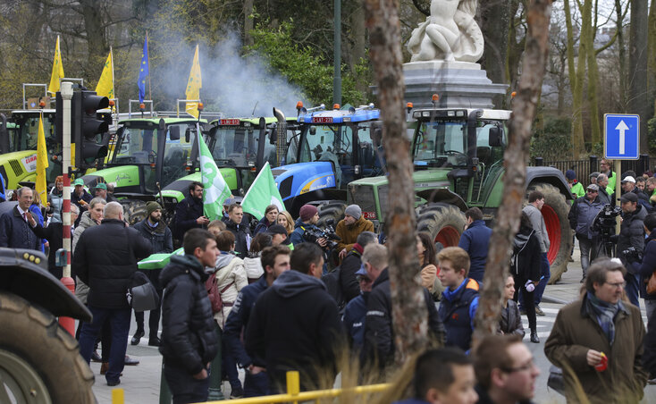 Farmerek traktorjaikkal vonultak a brüsszeli EU-székház elé. Számos tagállam termelői az agrárnak szánt juttatások növelését követelik (Fotó: AP via Beta)