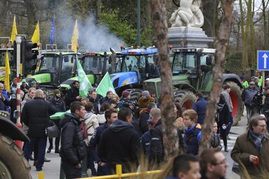 Farmerek traktorjaikkal vonultak a brüsszeli EU-székház elé. Számos tagállam termelői az agrárnak szánt juttatások növelését követelik (Fotó: AP via Beta)