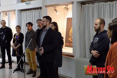 Brenner János az alkotók egy csoportjával (Fotó: Szögi Csaba)