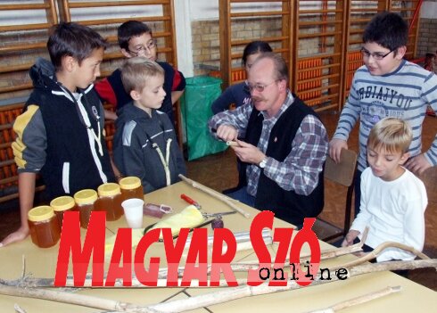 Dunnyogót készít a gyerekeknek (Magyar Szó archívum) Dunnyogót készít a gyerekeknek (Magyar Szó archívum)