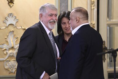 Kásler Miklós Takaró Mihály irodalomtörténésszel beszélget (Fotó: MTI)