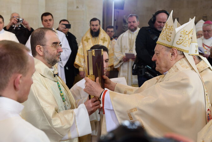 Gianfranco Ravasi bíboros (jobbról) átadja a méltóságjelvényeket Kovács Gergely püspökké szentelése és érseki beiktatása alkalmából (Fotó: MTI)