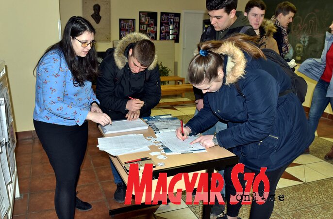 Regisztráció a felkészítő órák kezdete előtt (Fotó: Gergely Árpád)