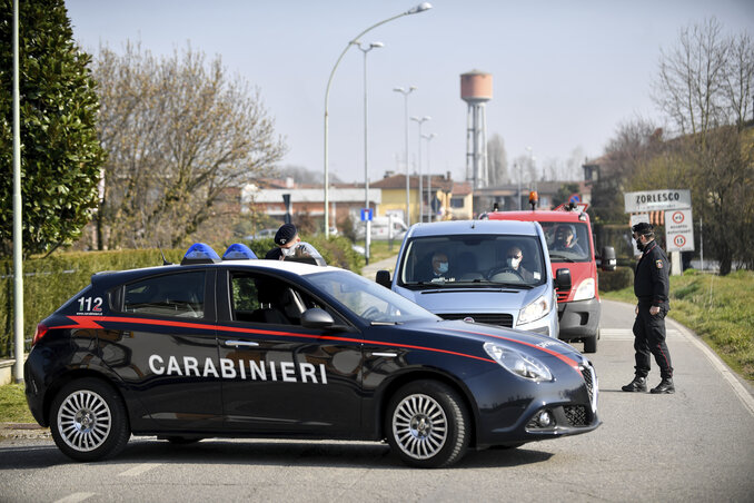 Carabinieri-útzárlat az észak-olasz Zorlesconál (Fotó: AP via Beta) Carabinieri-útzárlat az észak-olasz Zorlesconál (Fotó: AP via Beta)