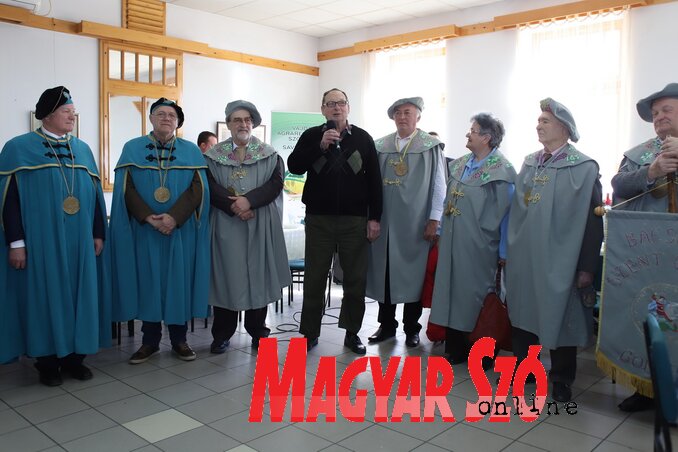 Orosz Kálmán üdvözli a borkóstoló vendégeit (Lakatos János felvétele)