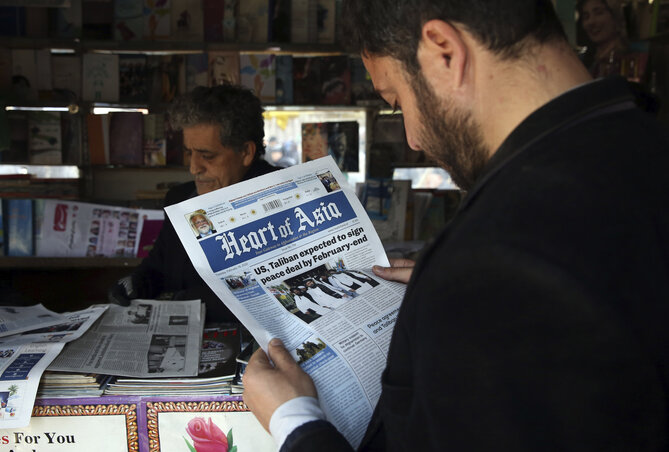 A békekötési tárgyalások fejleményeiről tájékozódik a helyi napilapból egy kabuli (Fotó: AP via Beta)