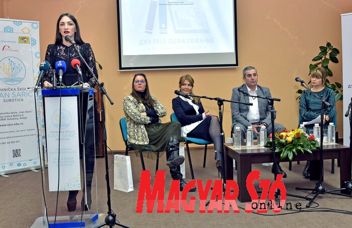 Vladica Andreić, Biljana Štavljanin, Gabrijela Grujić, Bogdan Laban és Biljana Kašerić az Ivan Sarić Műszaki Iskolában (Fotó: Gergely Árpád) Vladica Andreić, Biljana Štavljanin, Gabrijela Grujić, Bogdan Laban és Biljana Kašerić az Ivan Sarić Műszaki Iskolában (Fotó: Gergely Árpád)