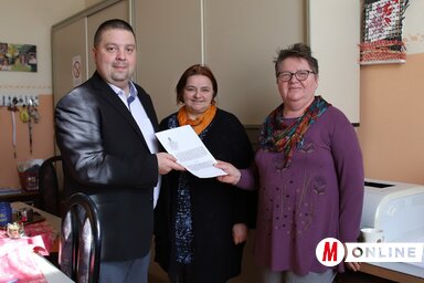 Kerekes Zoltán, Lukács Klára és Papp Julianna a megszerzett tanúsítvánnyal (Lakatos János felvétele)