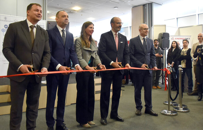 Átvágják a szalagot