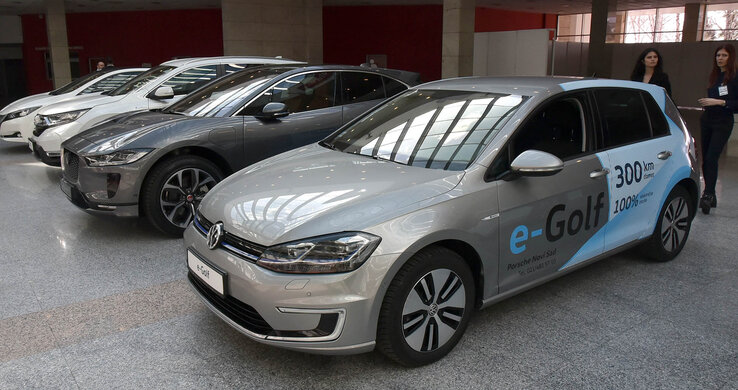 Az előcsarnokban hibrid és elektromos gépjárműveket lehetett megtekinteni és vásárolni