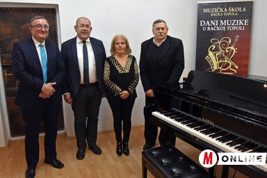 Nyilas Mihály, Pásztor István, Diósi Rózsa és Kislinder Gábor a tartománytól ajándékba kapott japán K. Kawai koncertzongora mellett (Fotó: Ótos András)