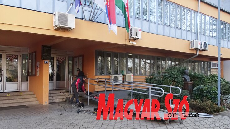 Akadálymentesítették a községházára való bejáratot (Góbor Béla felvétele) Akadálymentesítették a községházára való bejáratot (Góbor Béla felvétele)