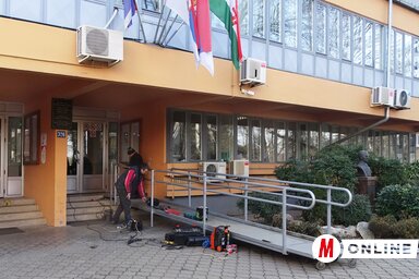 Akadálymentesítették a községházára való bejáratot (Góbor Béla felvétele)