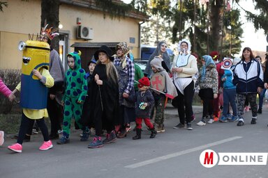 A jelmezes felvonulás (Lakatos János felvétele)