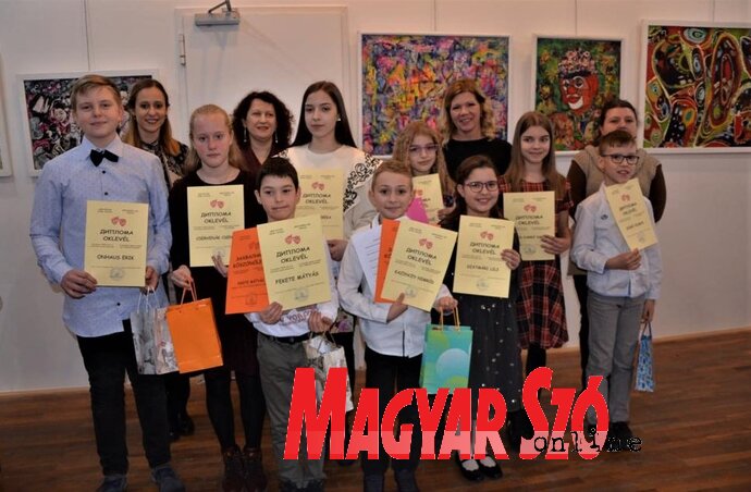 A községi szavalóverseny helyezettjei és a zsűri (Kazinczy Paszterkó Diana felvétele) A községi szavalóverseny helyezettjei és a zsűri (Kazinczy Paszterkó Diana felvétele)
