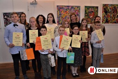 A községi szavalóverseny helyezettjei és a zsűri (Kazinczy Paszterkó Diana felvétele)