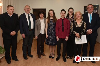 A Topolyai Alapfokú Zeneiskolában megtartott koncert fellépői, Csőke Noémi és Sergej Skeledžija felkészítő tanáraikkal, Diósi Rózsa igazgatónővel, és a díszvendégek, Kislinder Gábor, Pásztor István és Nyilas Mihály (Ótos András felvétele)