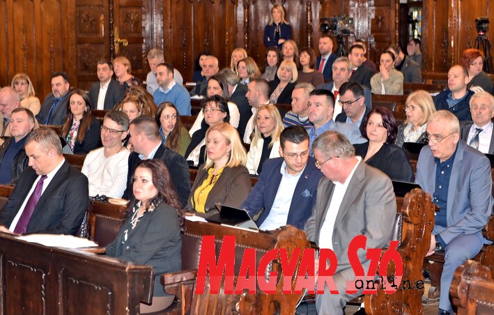 A városi képviselő-testület tegnapi ülésén 51 képviselő vett részt (Gergely Árpád felvétele)