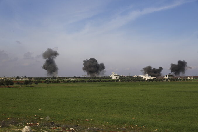 Bombabecsapódások nyomán füstoszlopok emelkednek a magasba az Idlíb tartománybeli Szarakueb közelében (Fotó: AP via Beta)