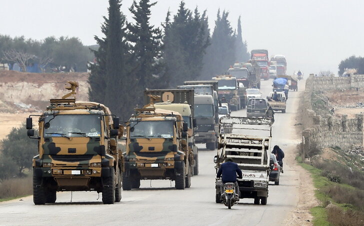 Török katonai konvoj vonul Idlíbnél kelet felé (Fotó: AP via Beta)