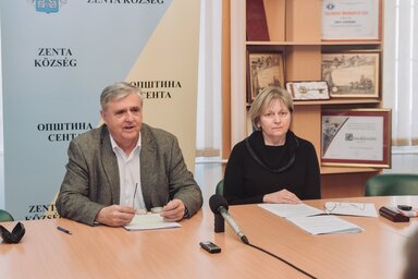 Czegledi Rudolf polgármester és Pósa Ibolya, a mezőgazdasági osztály munkatársa (Herédi Krisztián felvétele)