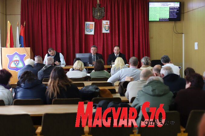 A képviselők döntöttek a népegyetem felszámolásáról (Lakatos János felvétele) A képviselők döntöttek a népegyetem felszámolásáról (Lakatos János felvétele)