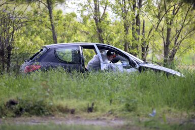 Forenzikusok vizsgálnak egy autót, amelynek nyilvánvalóan köze van a Mladenovac környéki ámokfutáshoz (Fotó: Beta)