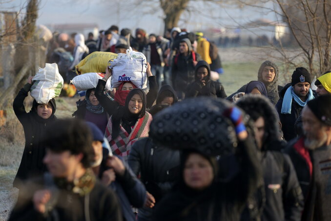 Migránscsoport a pazarkulei határátkelő közelében (Fotó: Beta/AP) Migránscsoport a pazarkulei határátkelő közelében (Fotó: Beta/AP)