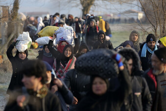 Migránscsoport a pazarkulei határátkelő közelében (Fotó: Beta/AP)