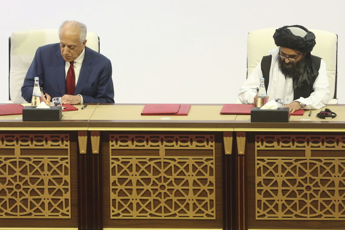 Zalmay Khalilzad és Abdul Gáni Baradar aláírja a megállapodást Zalmay Khalilzad és Abdul Gáni Baradar aláírja a megállapodást